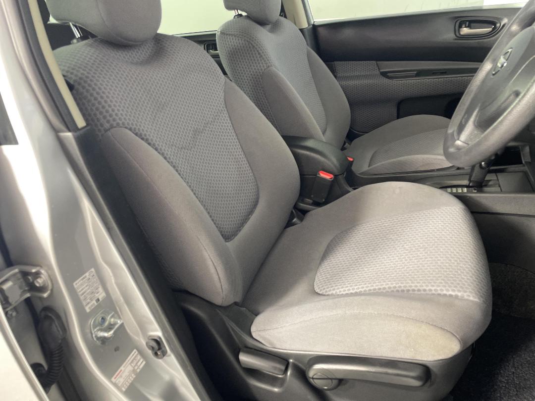 Photo '16' of Nissan Wingroad Photo '16' of Nissan Wingroad