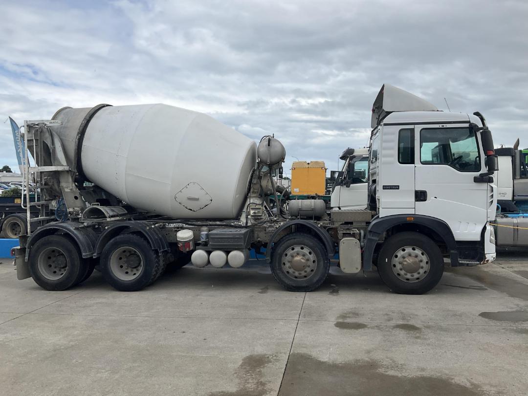 Photo '3' of Sinotruk T5G 330 Concrete Mixer Truck Photo '3' of Sinotruk T5G 330 Concrete Mixer Truck