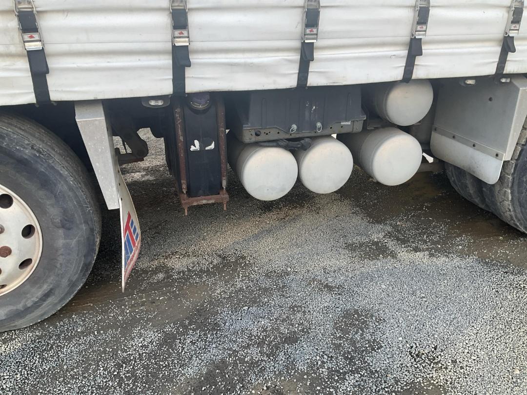 Photo '27' of Sinotruk T7 ZZZ1317W326HE1B Curtainsider Photo '27' of Sinotruk T7 ZZZ1317W326HE1B Curtainsider