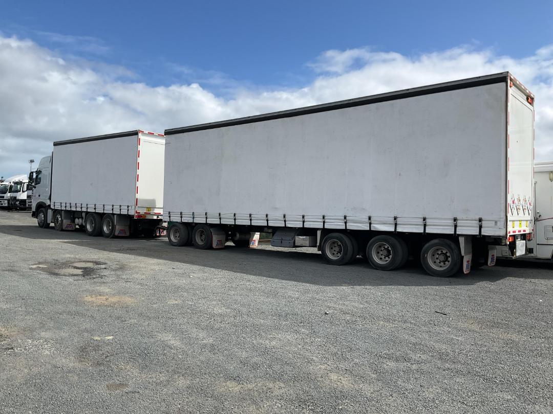 Photo '5' of Sinotruk T7 ZZZ1317W326HE1B Curtainsider Photo '5' of Sinotruk T7 ZZZ1317W326HE1B Curtainsider