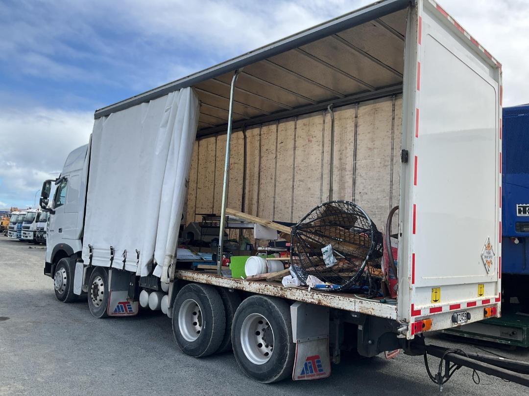 Photo '17' of Sinotruk T7 ZZZ1317W326HE1B Curtainsider Photo '17' of Sinotruk T7 ZZZ1317W326HE1B Curtainsider