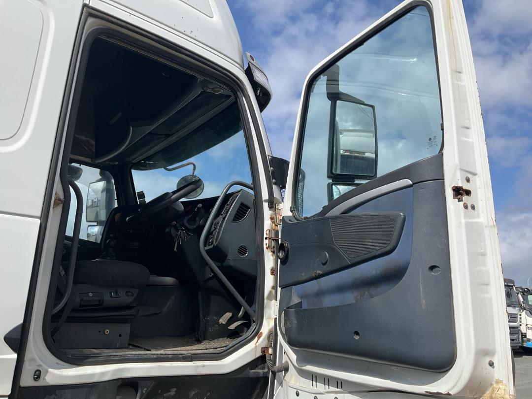 Photo '6' of Sinotruk T7 ZZZ1317W326HE1B Curtainsider Photo '6' of Sinotruk T7 ZZZ1317W326HE1B Curtainsider