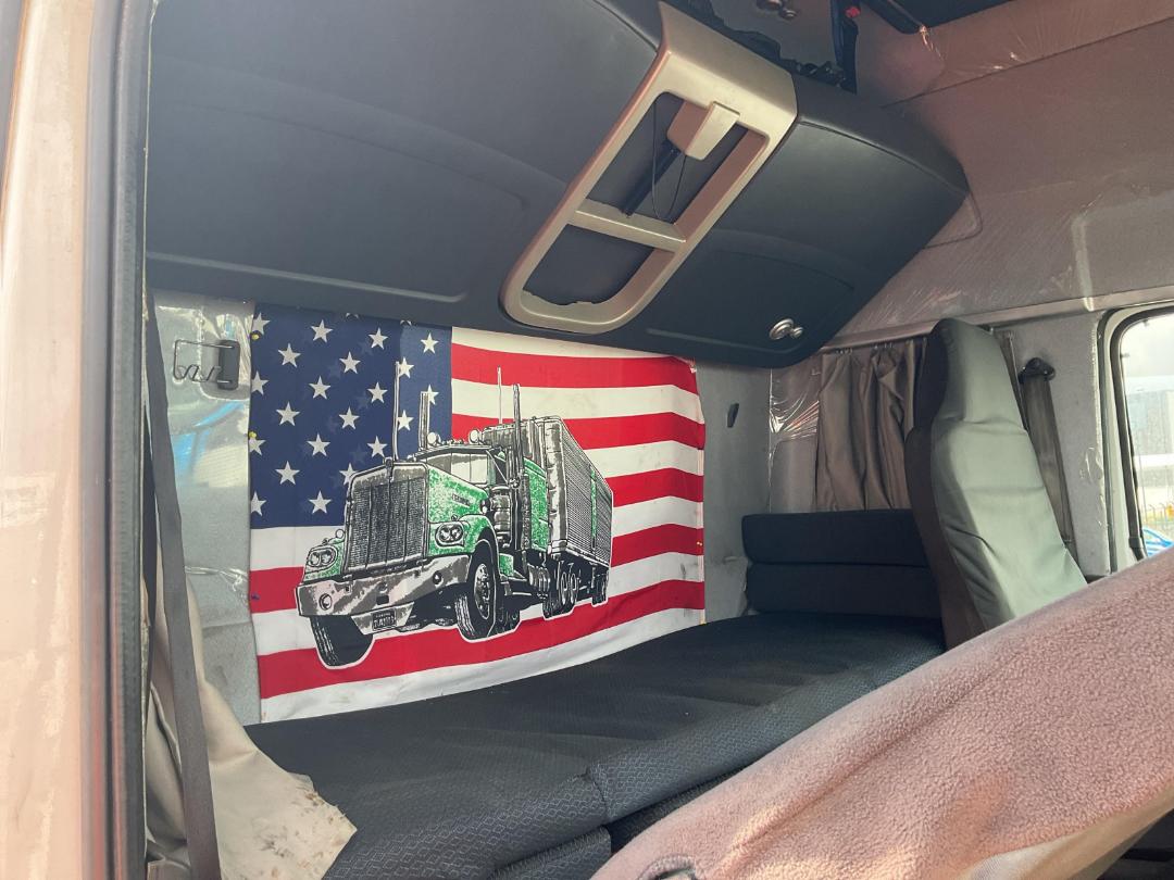 Photo '9' of Sinotruk T7 ZZZ1317W326HE1B Curtainsider Photo '9' of Sinotruk T7 ZZZ1317W326HE1B Curtainsider