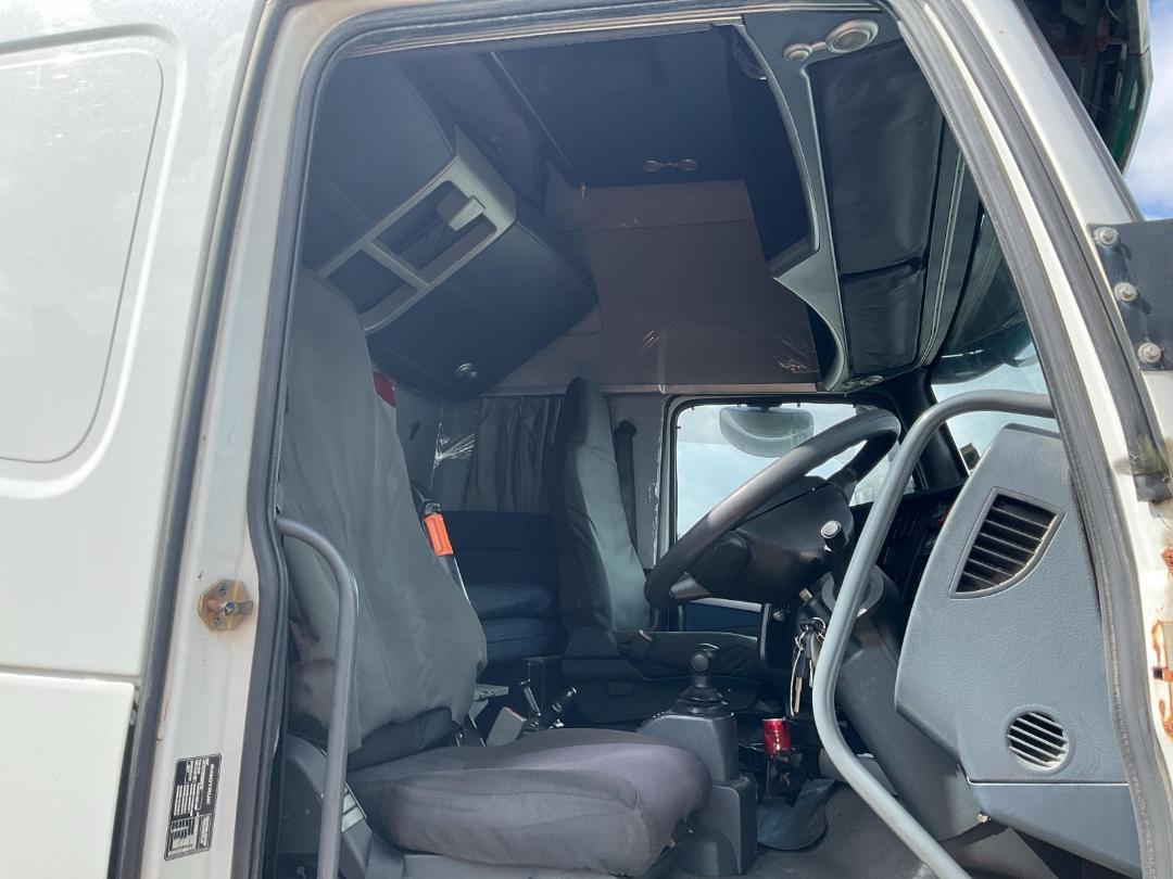 Photo '7' of Sinotruk T7 ZZZ1317W326HE1B Curtainsider Photo '7' of Sinotruk T7 ZZZ1317W326HE1B Curtainsider