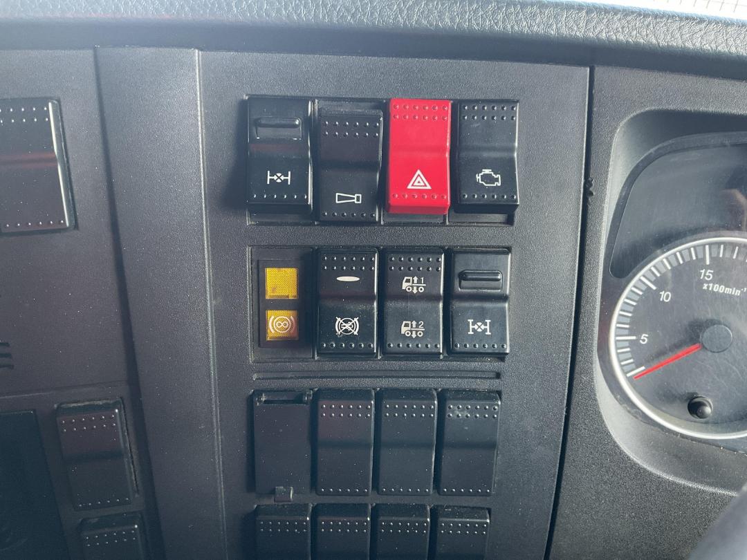 Photo '13' of Sinotruk T7 ZZZ1317W326HE1B Curtainsider Photo '13' of Sinotruk T7 ZZZ1317W326HE1B Curtainsider