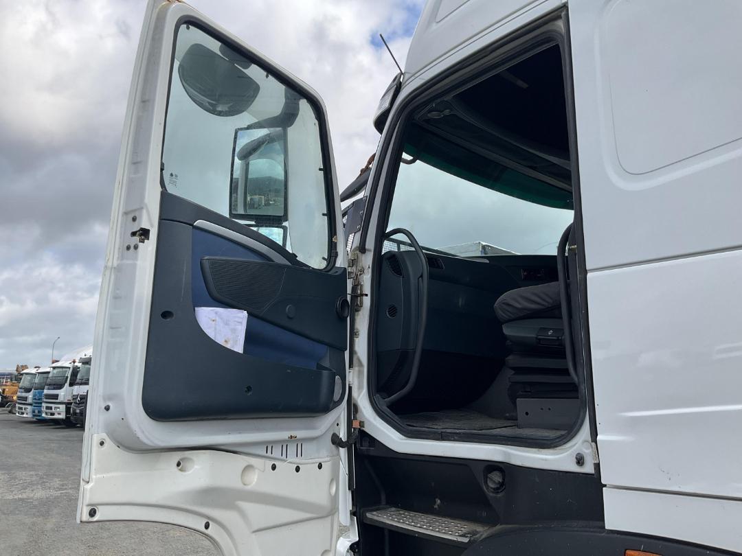 Photo '16' of Sinotruk T7 ZZZ1317W326HE1B Curtainsider Photo '16' of Sinotruk T7 ZZZ1317W326HE1B Curtainsider