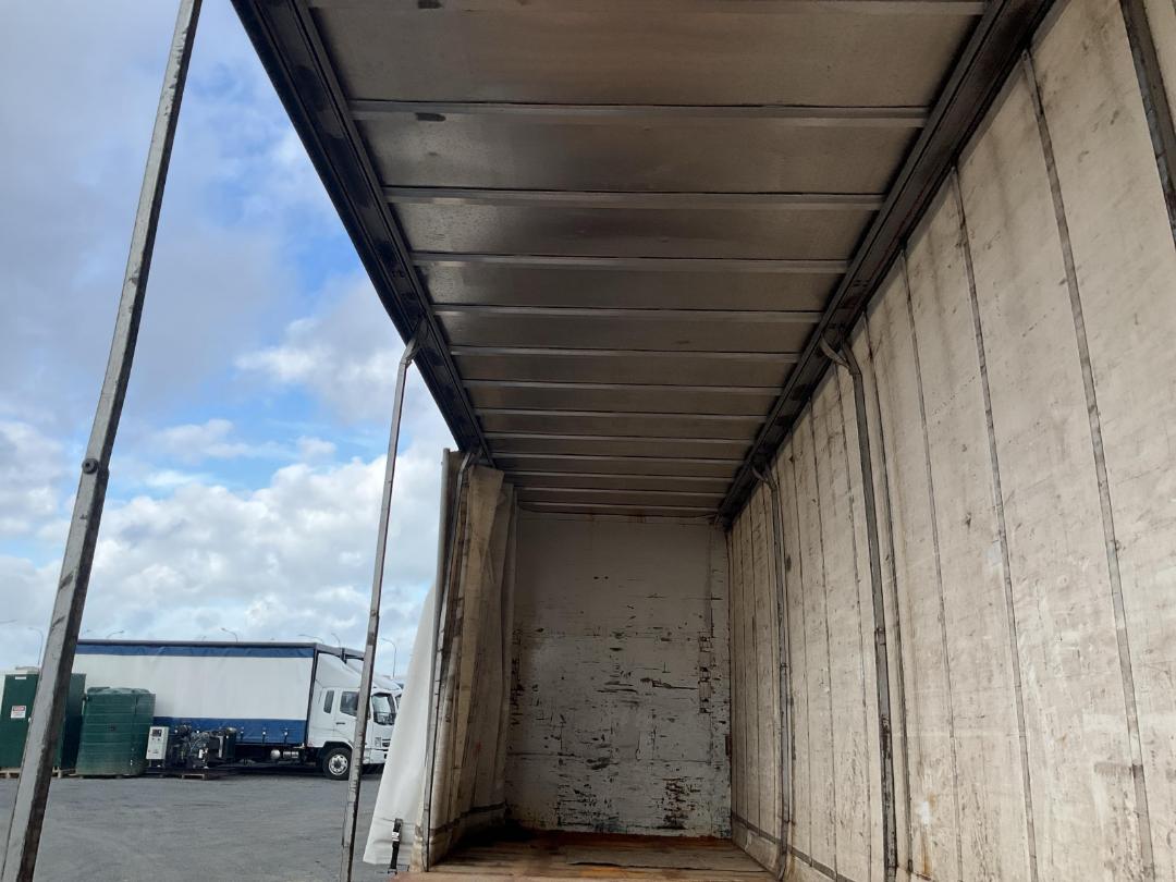 Photo '21' of Sinotruk T7 ZZZ1317W326HE1B Curtainsider Photo '21' of Sinotruk T7 ZZZ1317W326HE1B Curtainsider