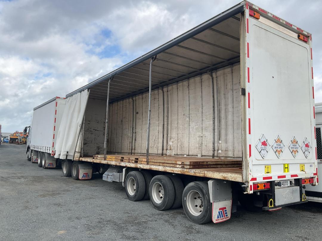 Photo '19' of Sinotruk T7 ZZZ1317W326HE1B Curtainsider Photo '19' of Sinotruk T7 ZZZ1317W326HE1B Curtainsider