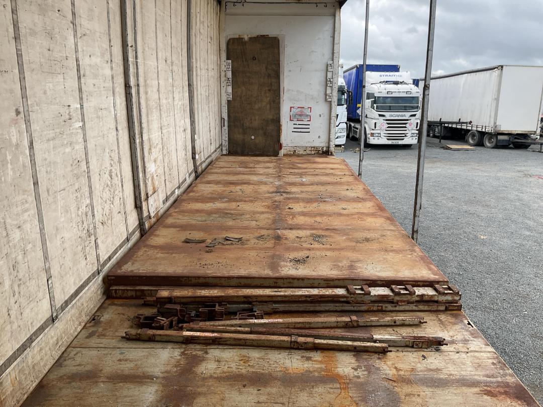 Photo '22' of Sinotruk T7 ZZZ1317W326HE1B Curtainsider Photo '22' of Sinotruk T7 ZZZ1317W326HE1B Curtainsider