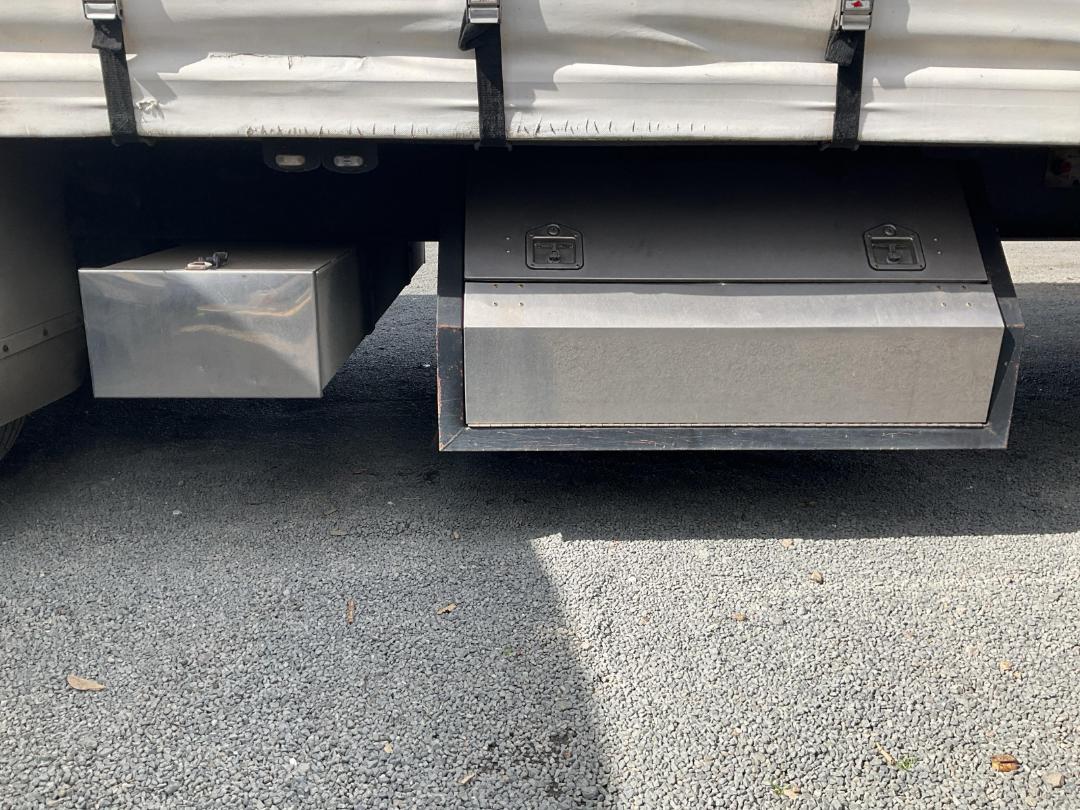 Photo '26' of Sinotruk T7 ZZZ1317W326HE1B Curtainsider Photo '26' of Sinotruk T7 ZZZ1317W326HE1B Curtainsider