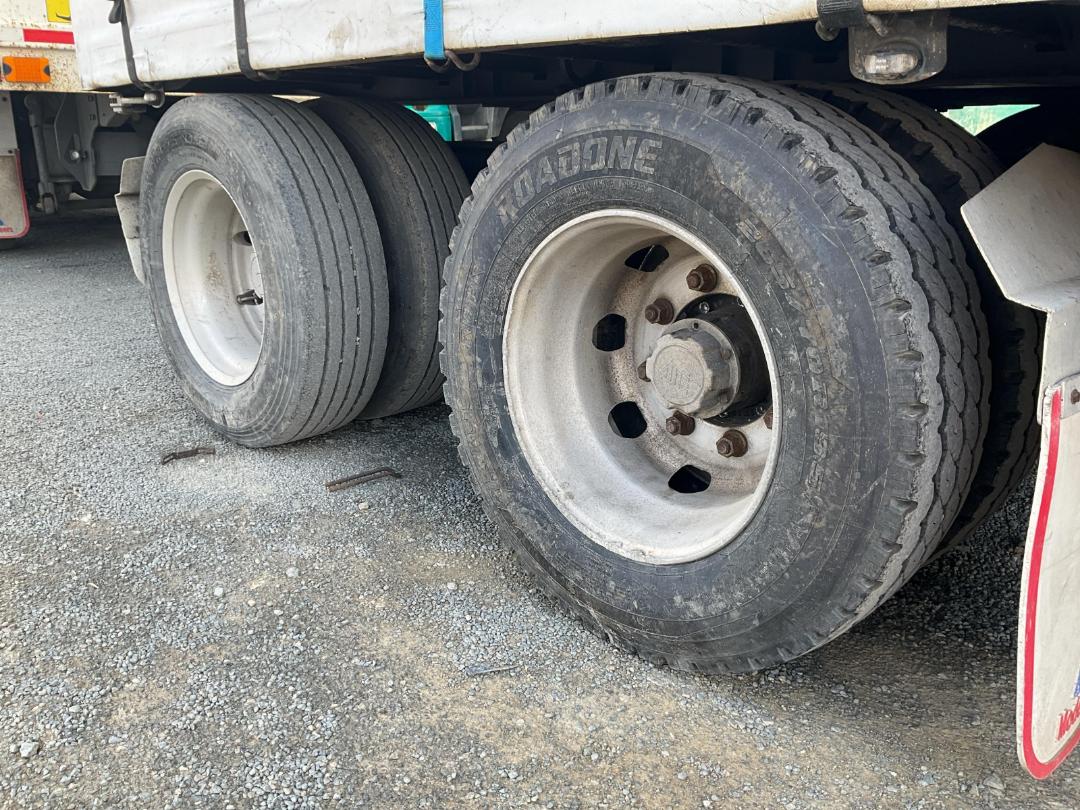 Photo '32' of Sinotruk T7 ZZZ1317W326HE1B Curtainsider Photo '32' of Sinotruk T7 ZZZ1317W326HE1B Curtainsider