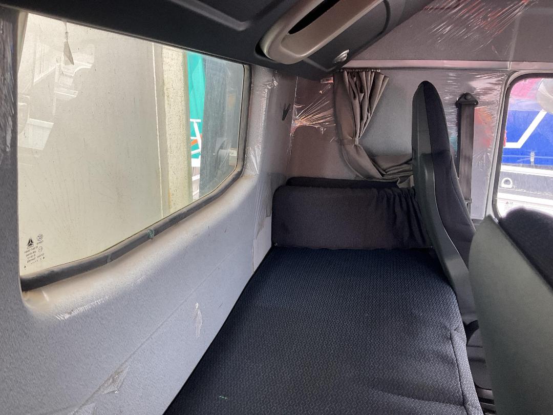 Photo '22' of Sinotruk T7 ZZZ1317W326HE1B Curtainsider