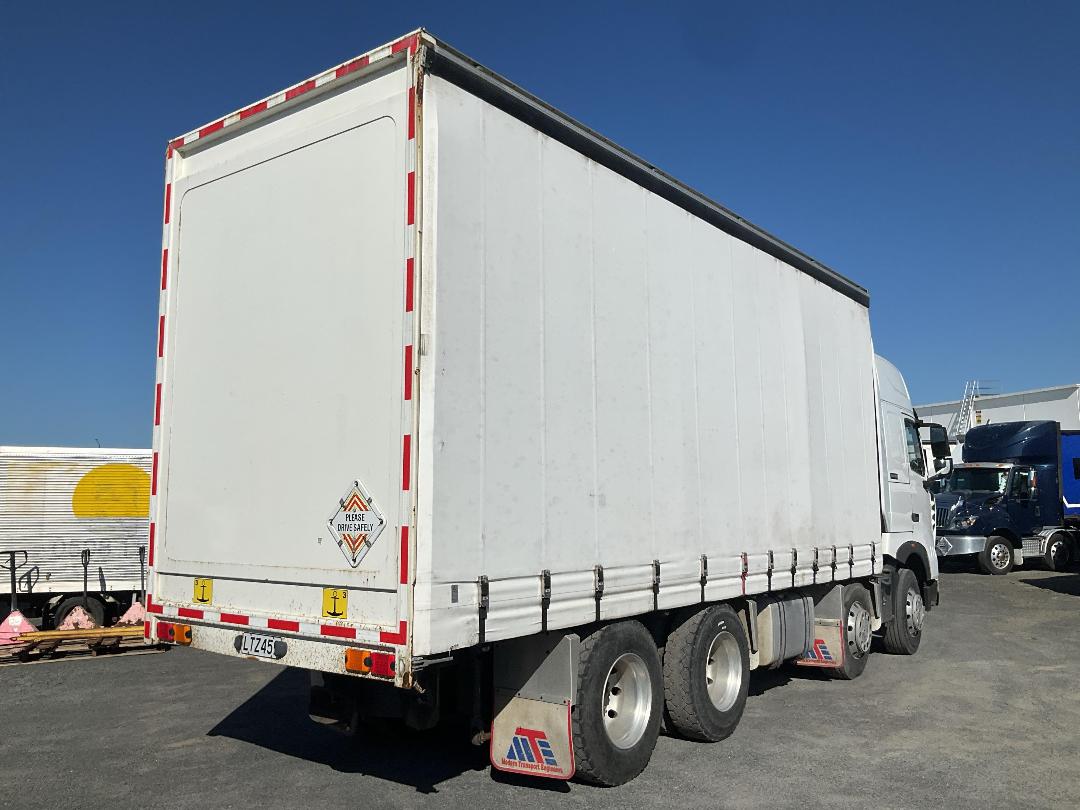 Photo '4' of Sinotruk T7 ZZZ1317W326HE1B Curtainsider