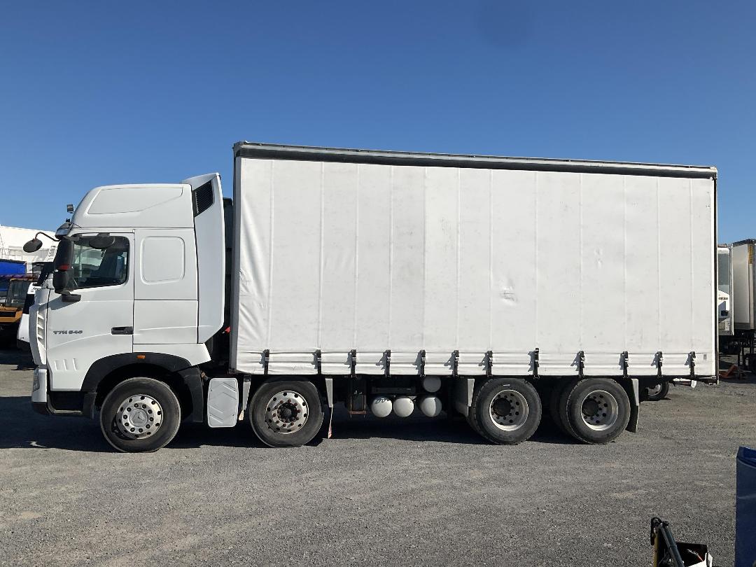 Photo '7' of Sinotruk T7 ZZZ1317W326HE1B Curtainsider