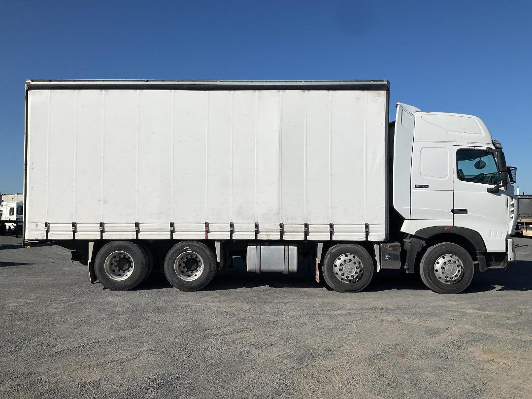 Photo '3' of Sinotruk T7 ZZZ1317W326HE1B Curtainsider