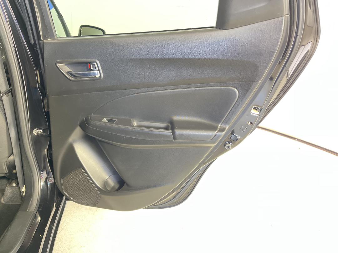 Photo '19' of Suzuki Swift