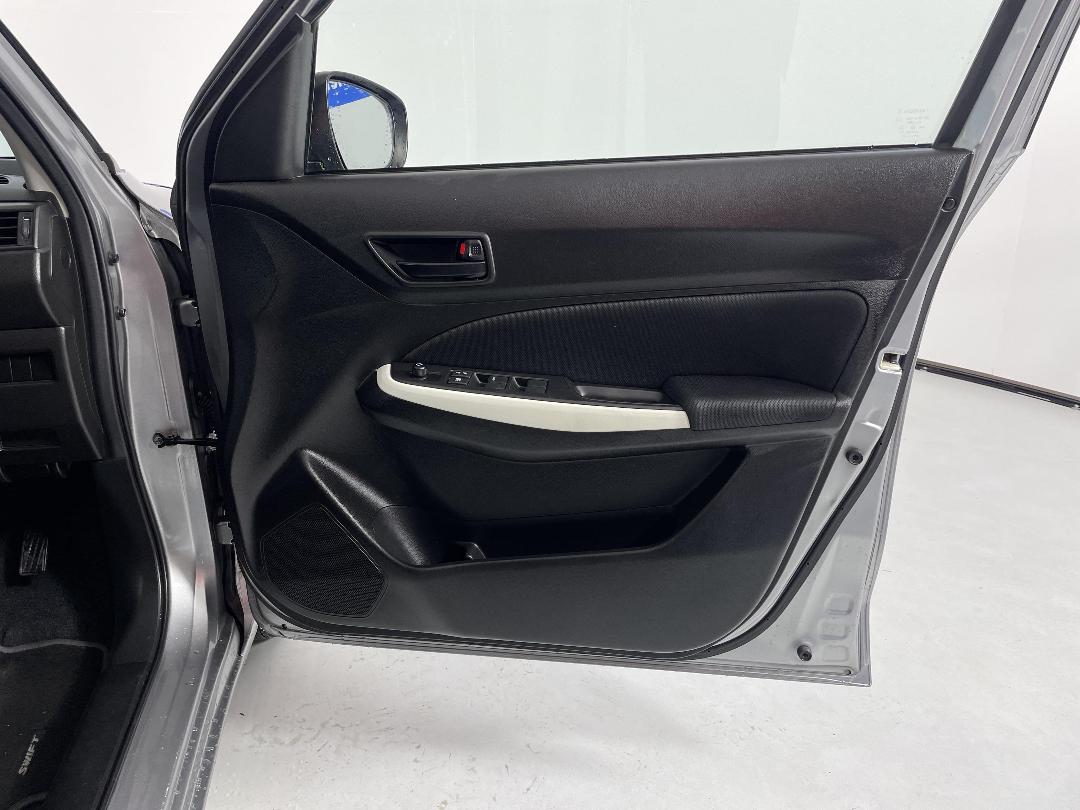 Photo '15' of Suzuki Swift