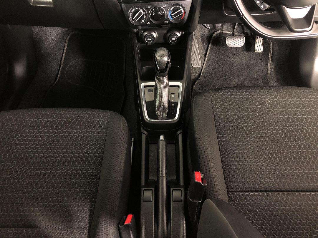 Photo '18' of Suzuki Swift