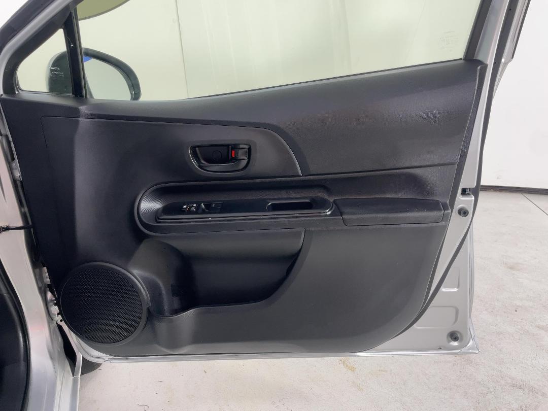 Photo '15' of Toyota Aqua Photo '15' of Toyota Aqua