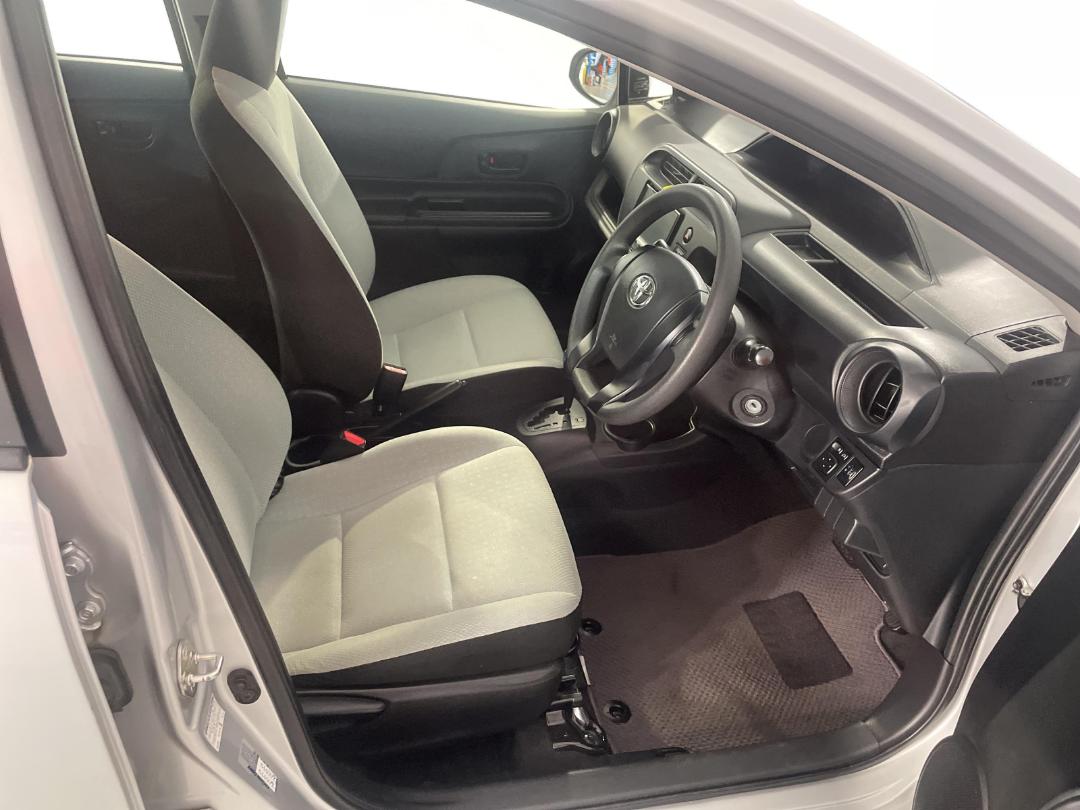 Photo '16' of Toyota Aqua Photo '16' of Toyota Aqua