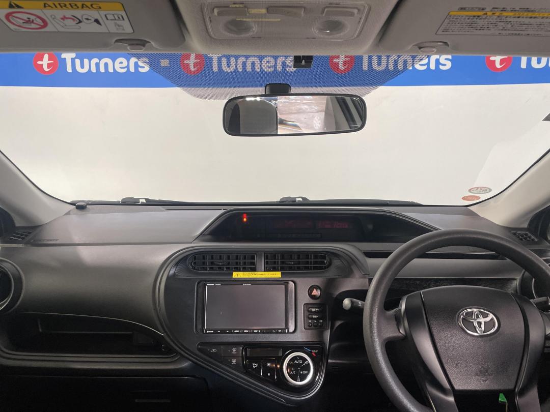 Photo '17' of Toyota Aqua Photo '17' of Toyota Aqua