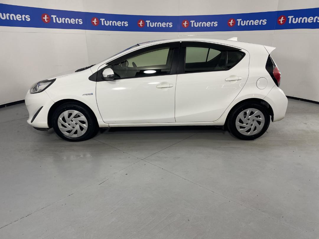 Photo '24' of Toyota Aqua