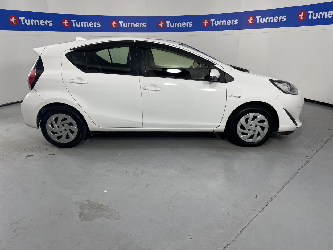 Photo '23' of Toyota Aqua