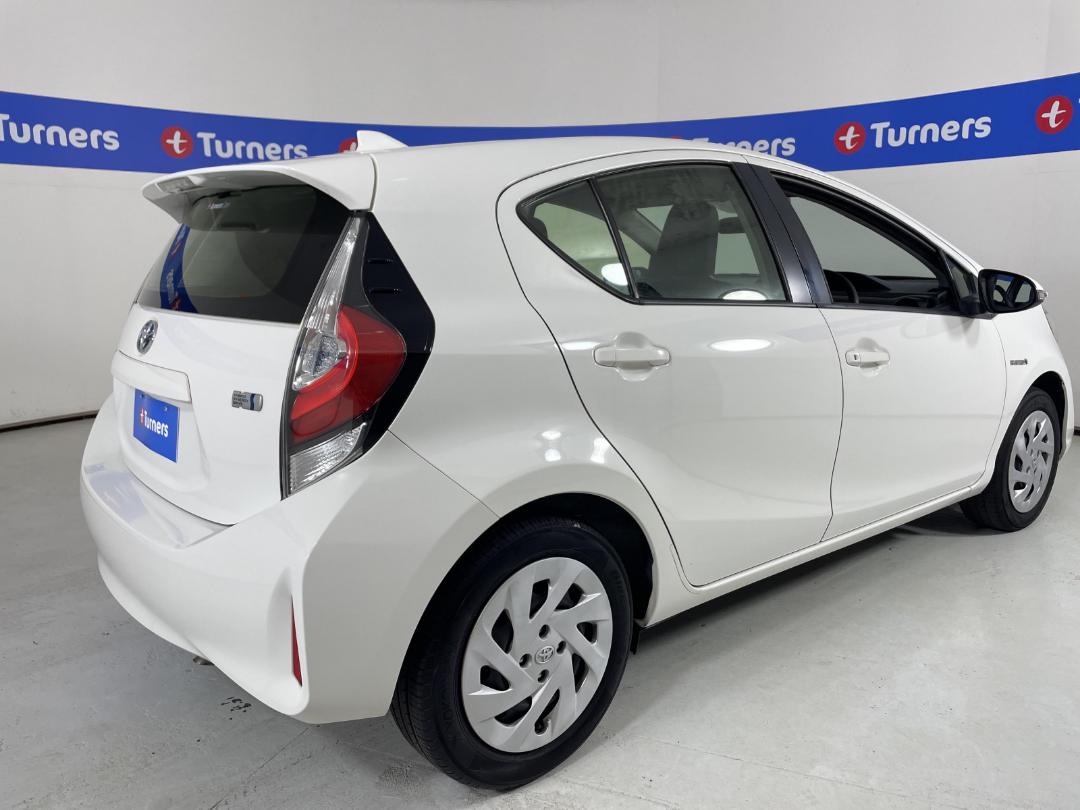 Photo '7' of Toyota Aqua Photo '7' of Toyota Aqua