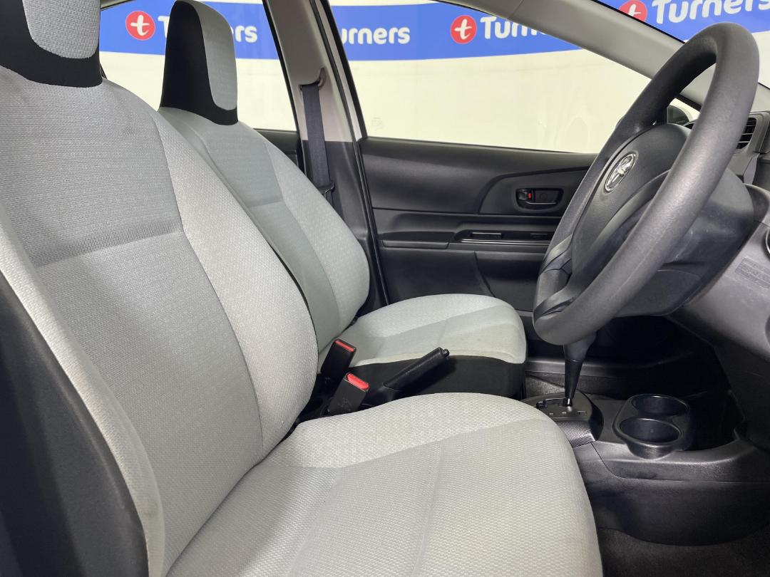 Photo '16' of Toyota Aqua Photo '16' of Toyota Aqua