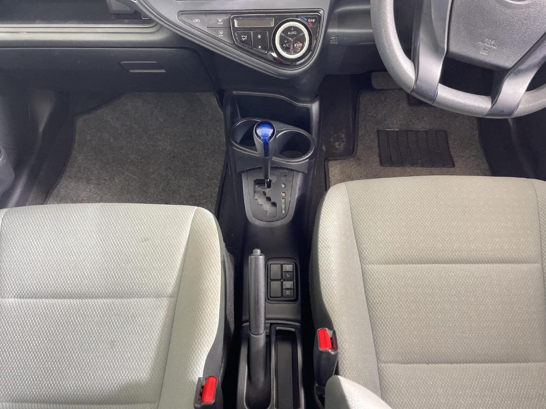 Photo '18' of Toyota Aqua Photo '18' of Toyota Aqua