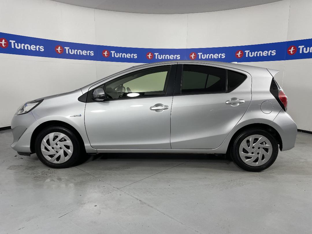 Photo '24' of Toyota Aqua