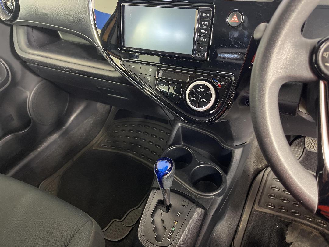 Photo '18' of Toyota Aqua Photo '18' of Toyota Aqua