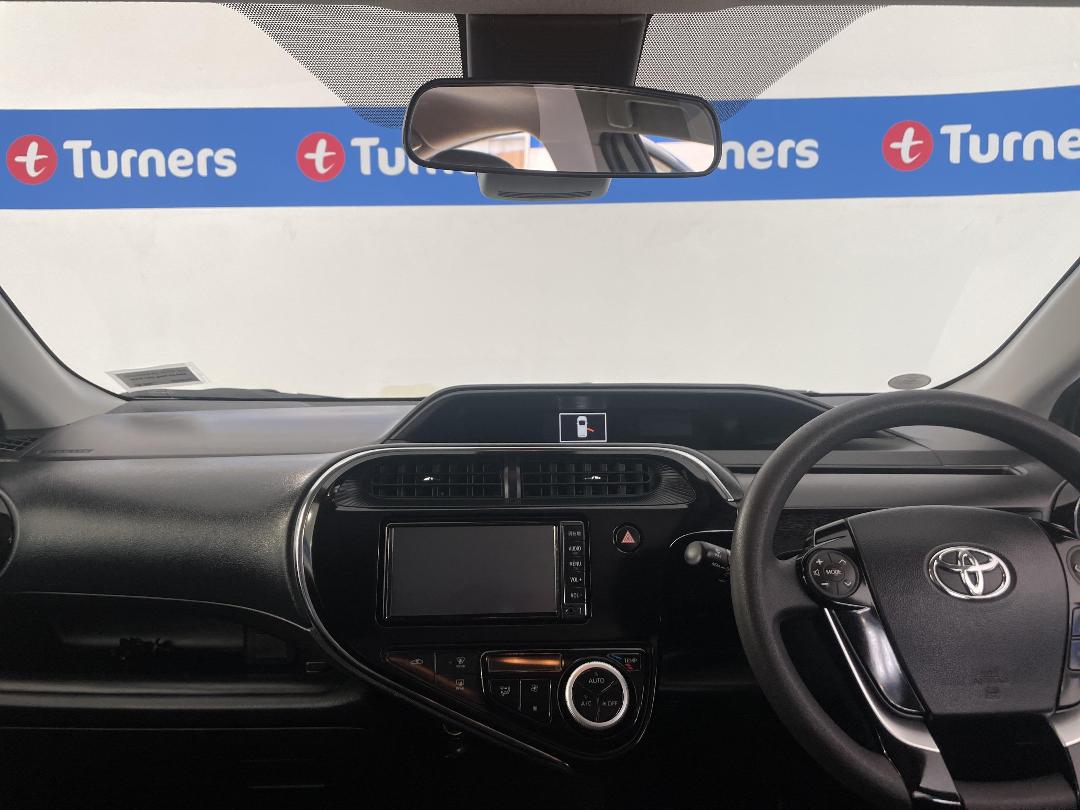 Photo '17' of Toyota Aqua