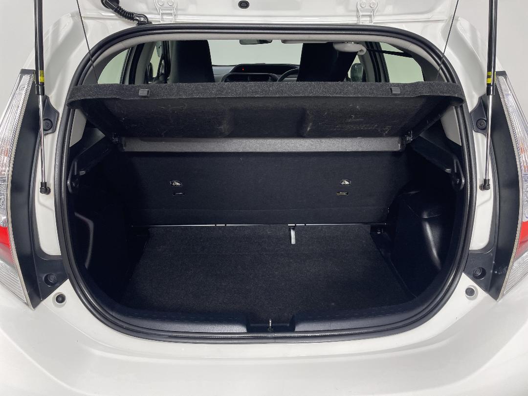 Photo '14' of Toyota Aqua