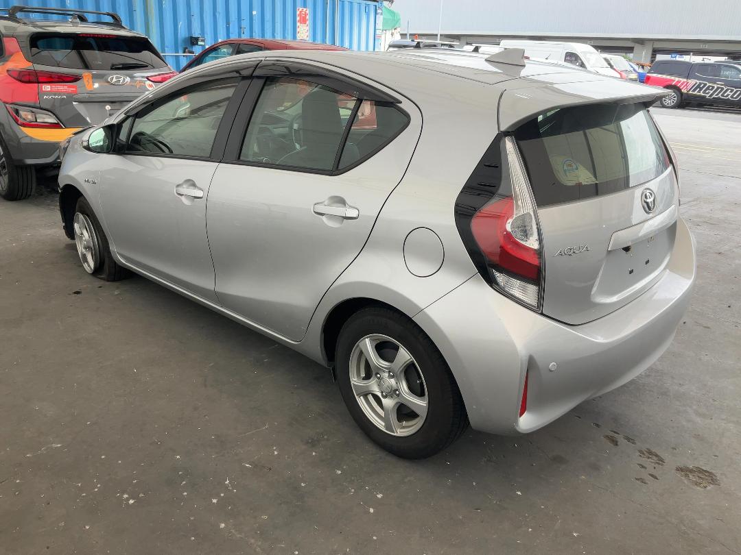 Photo '14' of Toyota Aqua Hybrid