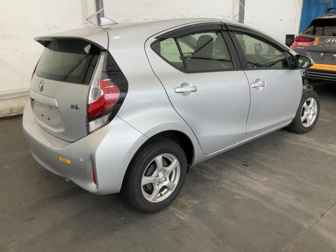 Photo '18' of Toyota Aqua Hybrid