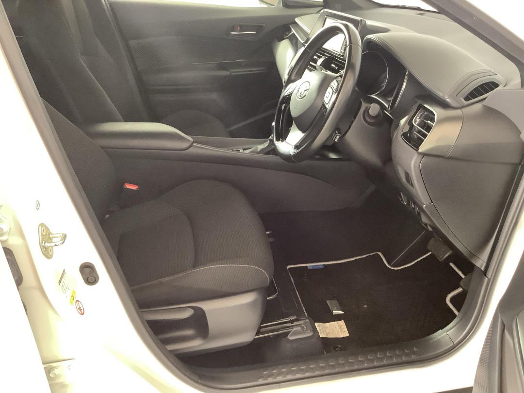 Photo '16' of Toyota C-HR