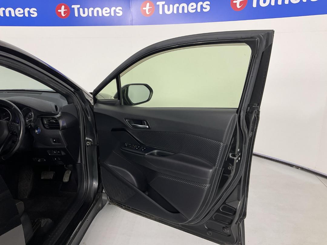 Photo '15' of Toyota C-HR