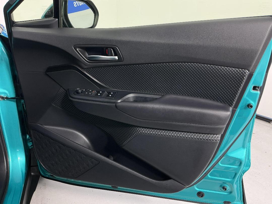 Photo '15' of Toyota C-HR Photo '15' of Toyota C-HR