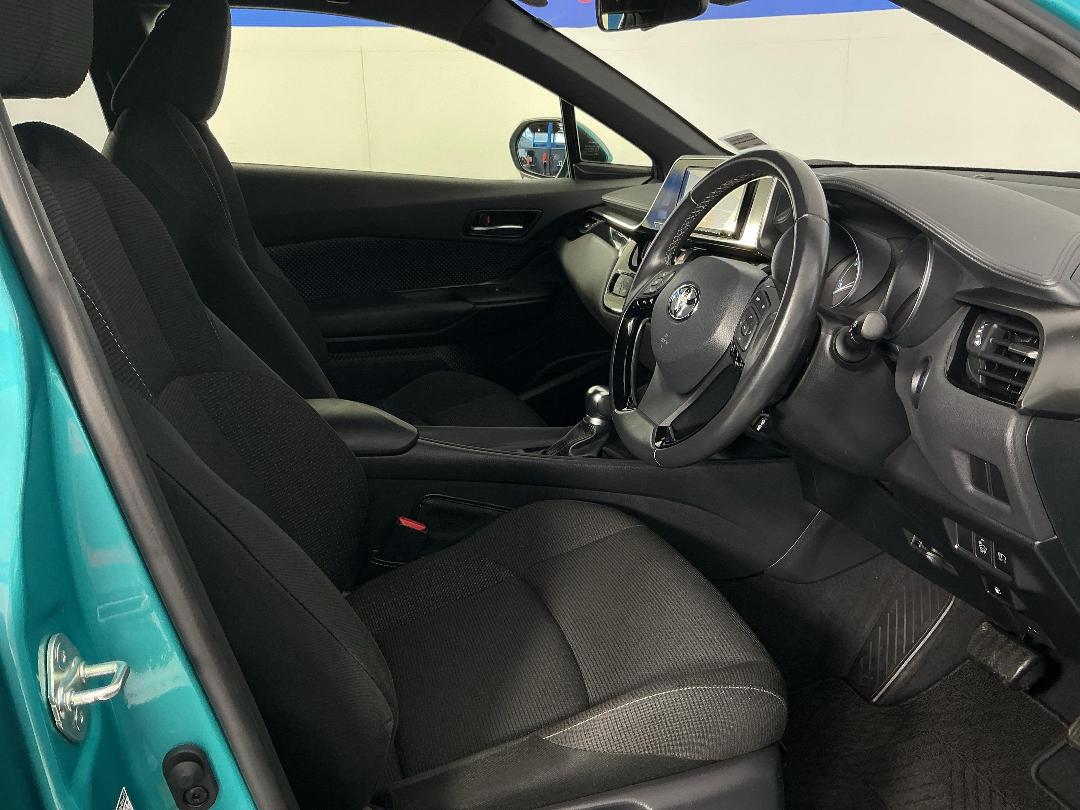 Photo '16' of Toyota C-HR Photo '16' of Toyota C-HR