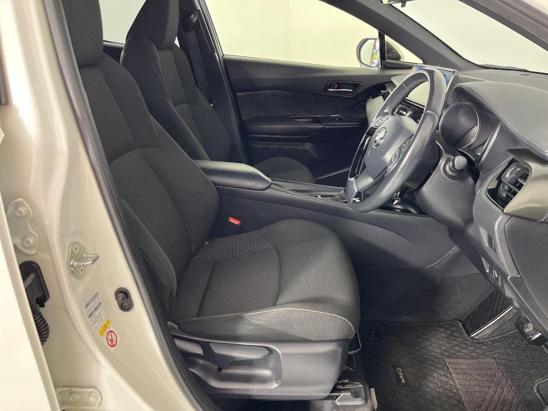 Photo '16' of Toyota C-HR