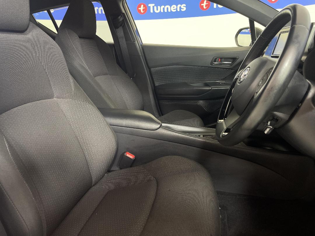 Photo '16' of Toyota C-HR