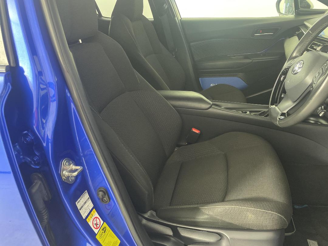 Photo '16' of Toyota C-HR