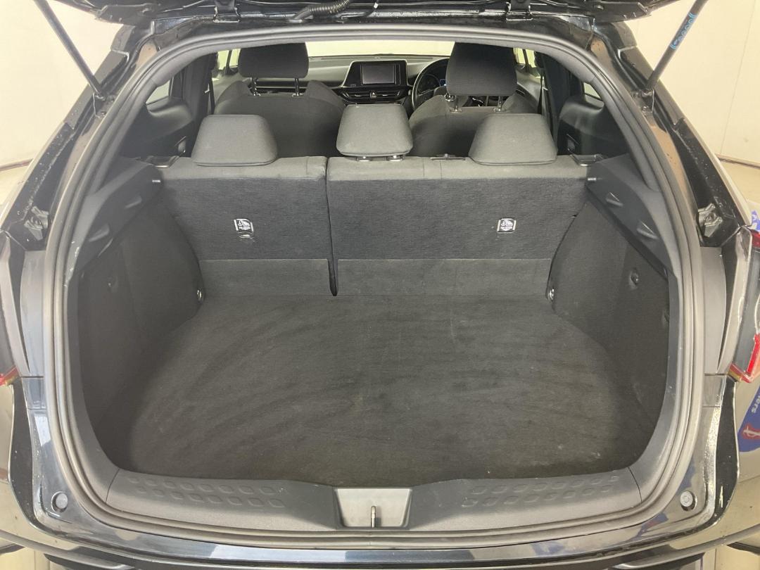 Photo '14' of Toyota C-HR