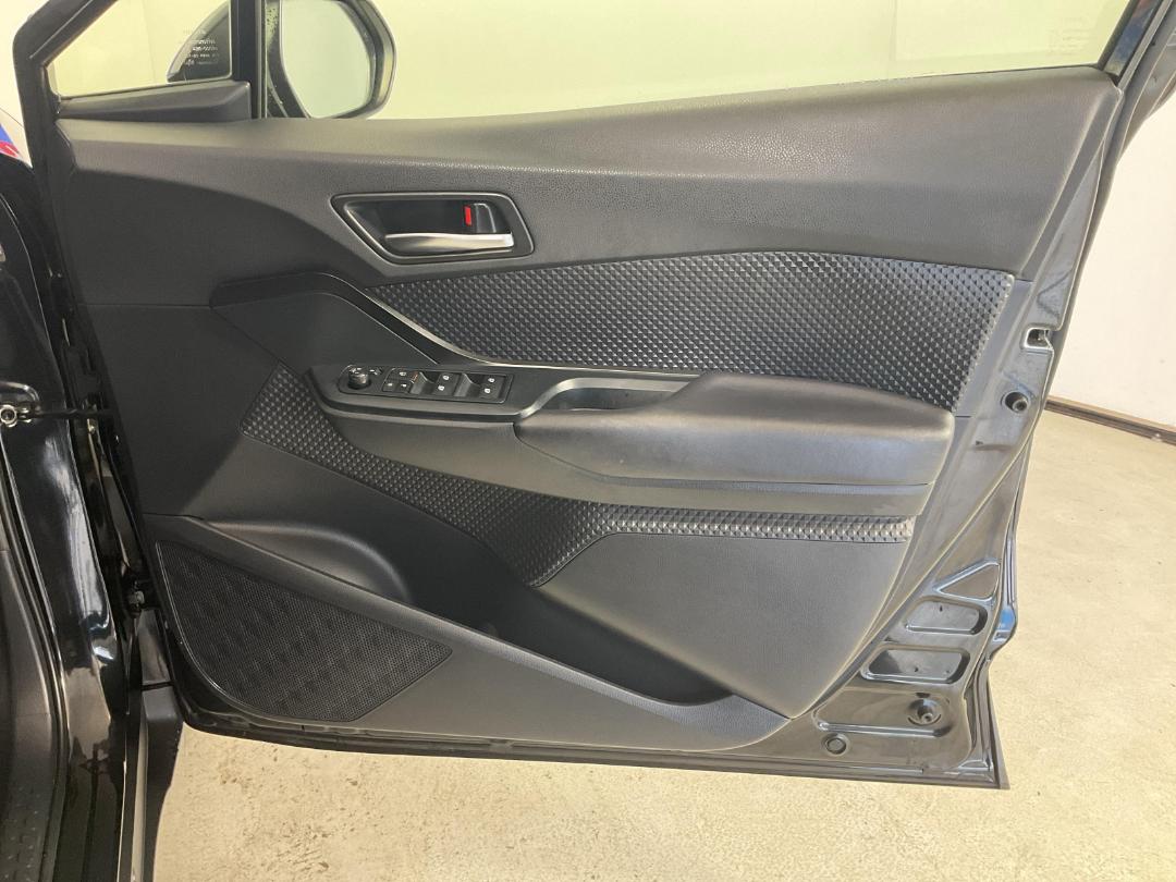 Photo '15' of Toyota C-HR