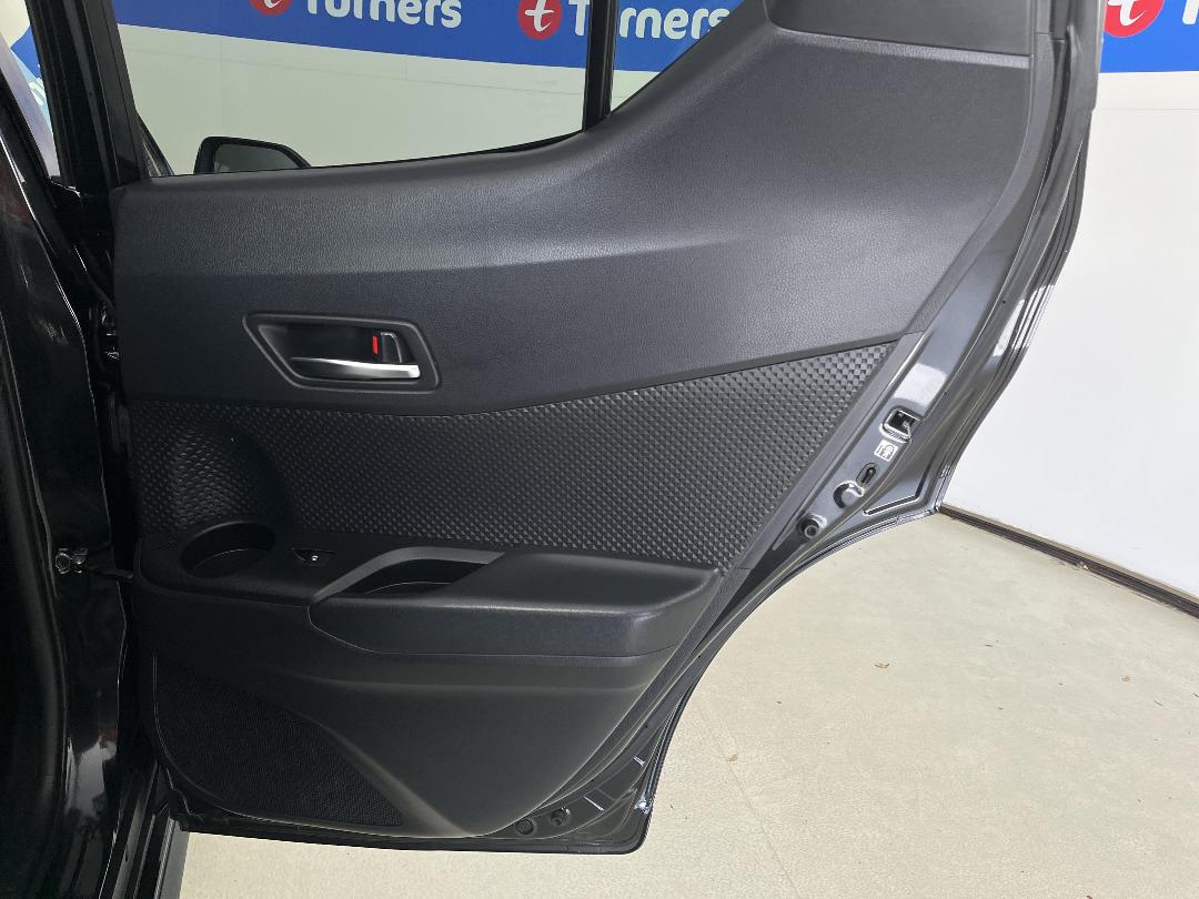 Photo '19' of Toyota C-HR