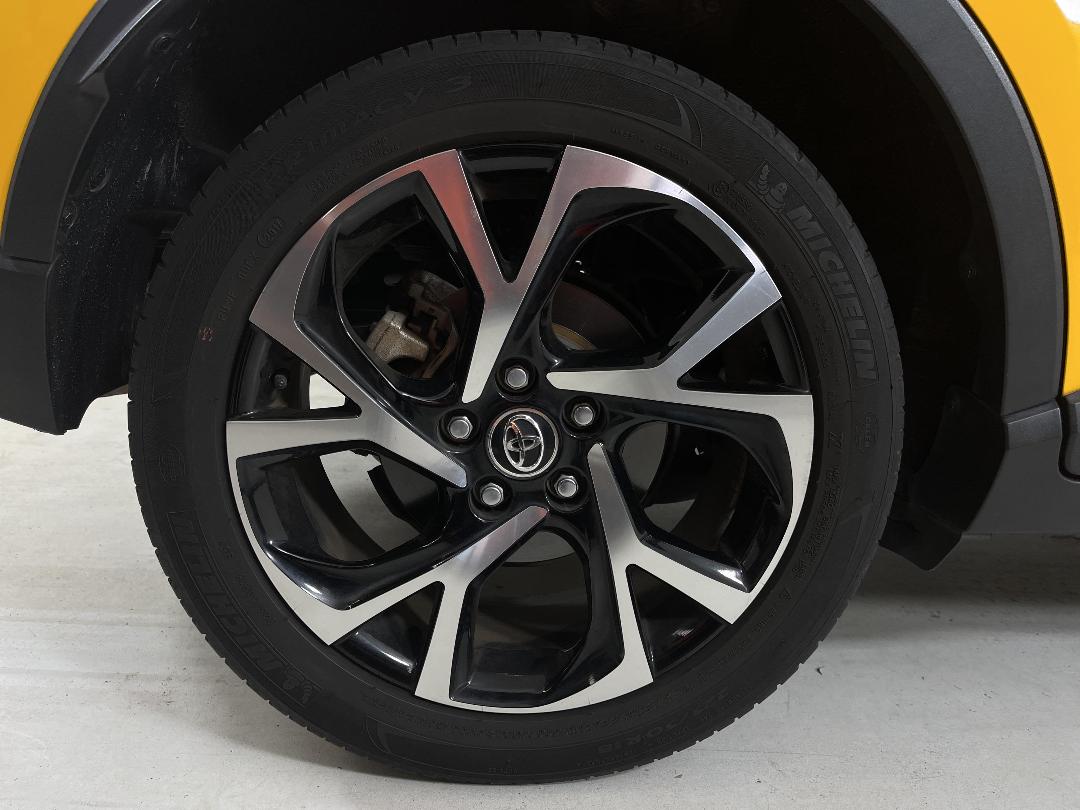 Photo '12' of Toyota C-HR