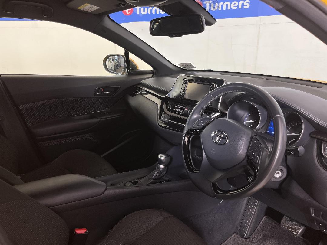 Photo '16' of Toyota C-HR