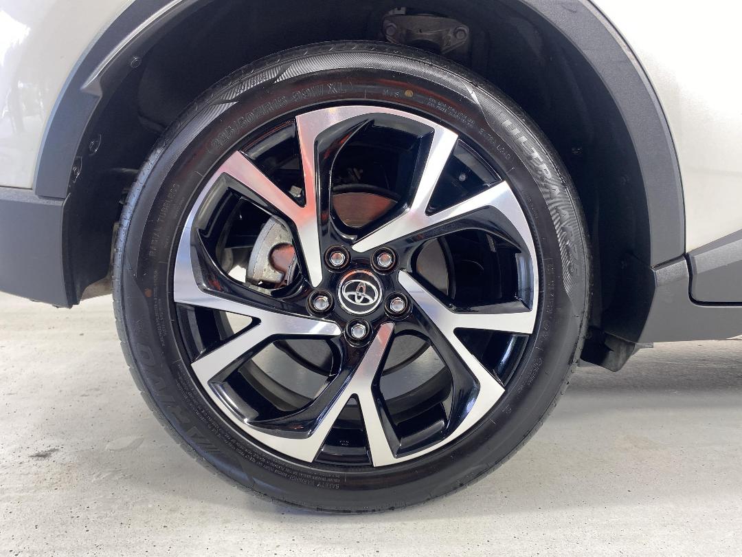 Photo '12' of Toyota C-HR