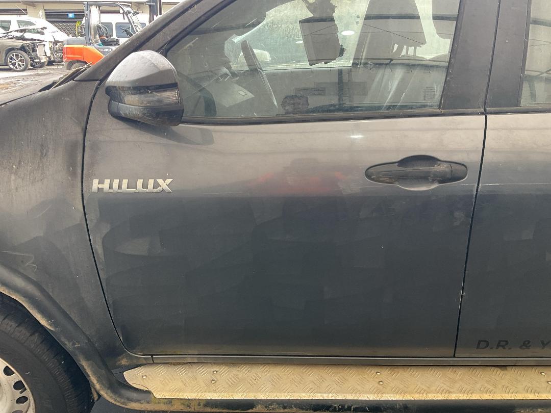 Photo '11' of Toyota Hilux SR TD DC/CC Photo '11' of Toyota Hilux SR TD DC/CC